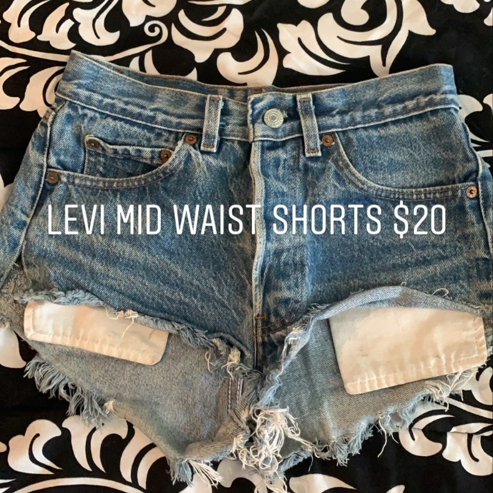 Levi mid waist shorts size 24